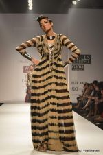 Model walk the ramp for Malini Ramani Show at Wills Lifestyle India Fashion Week 2012 day 4 on 9th Oct 2012 (118).JPG